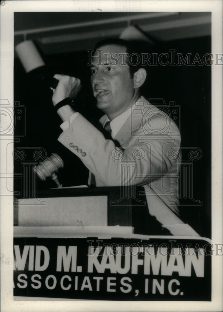 1986 Auctioneer David M. Kaufman In Action - Historic Images