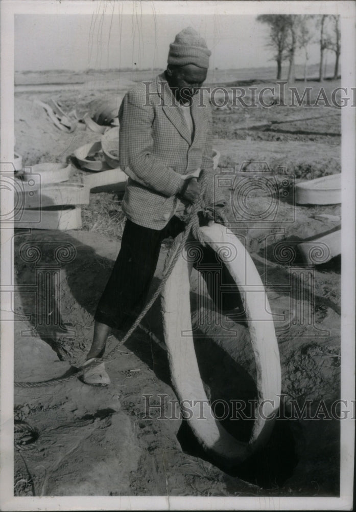 1953 Press Photo worker ghanat ring water irrigation - Historic Images