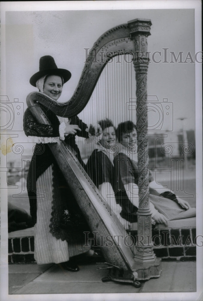 1954 Three Welsh Girls in London. - Historic Images