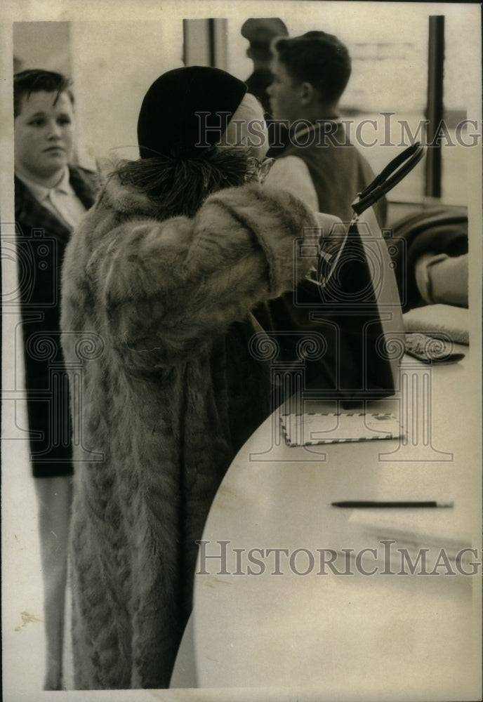 1965 Press Photo Woman At Post Office With Handbag - RRU34127 - Historic Images