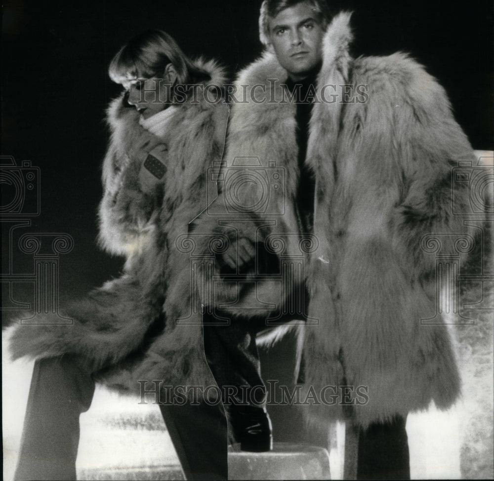 Press Photo Fur Coats Models - RRU34351 - Historic Images