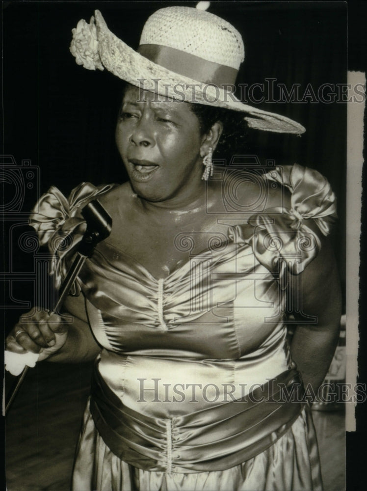 1994 Sakunah Delaney plays Hattie McDaniel - Historic Images