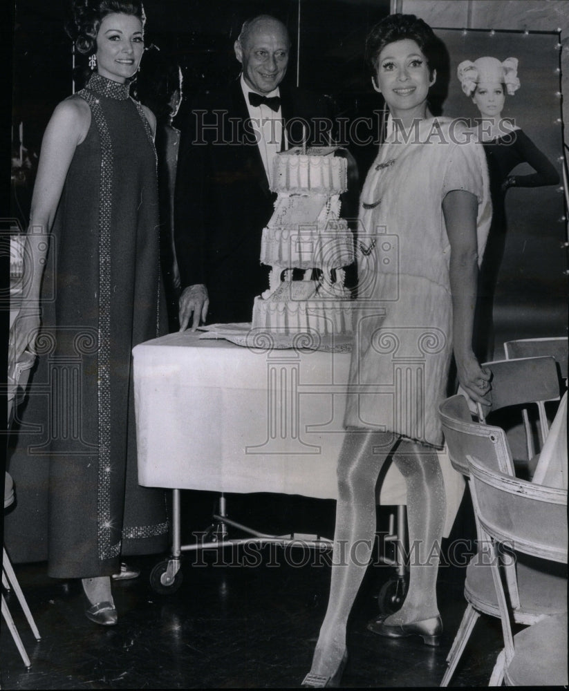 1967 Mannequin Ball Chicago Birthday Cake - Historic Images