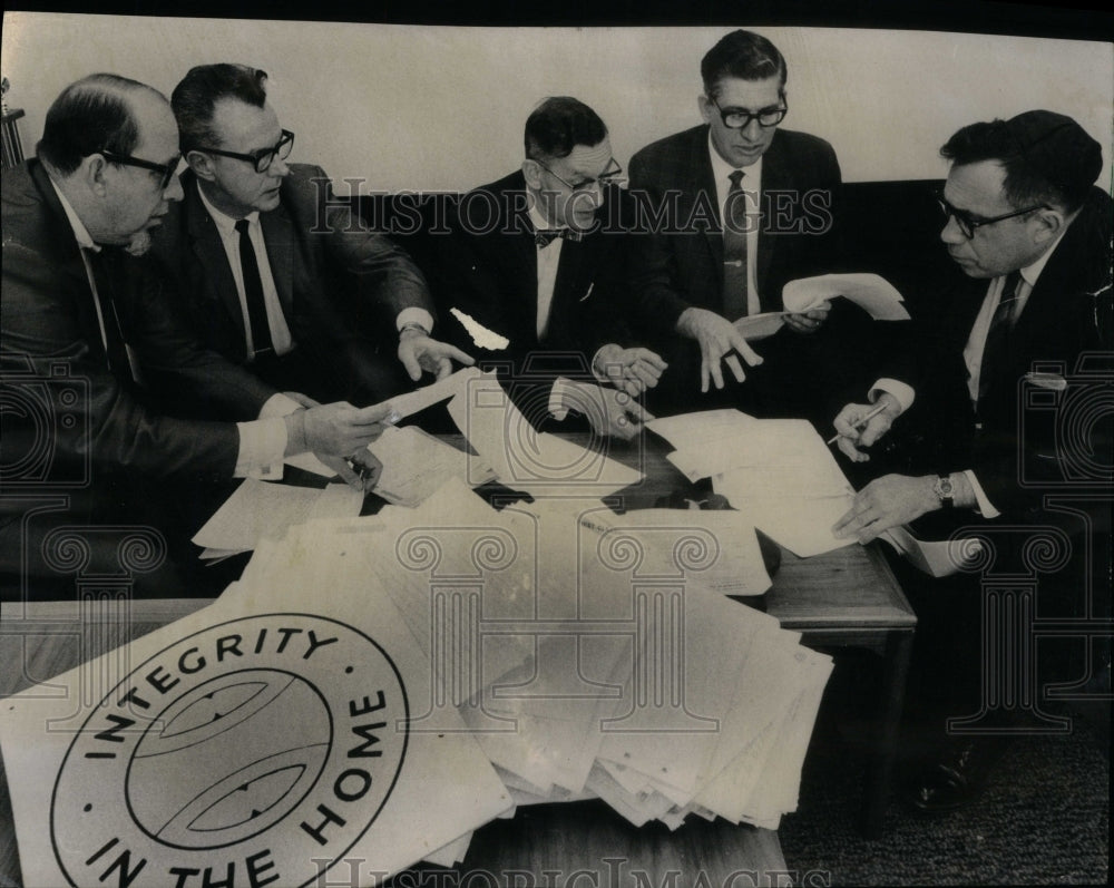 1967 Father Year Contest Judging Chicago - Historic Images