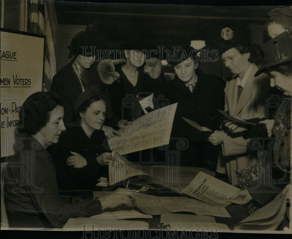 1940 League Of Women Voters Display Booth - Historic Images