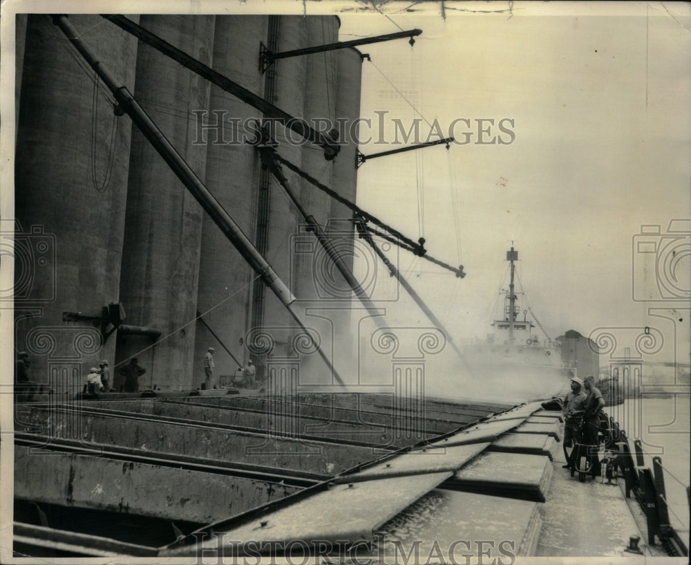 1964 Grain loads into The International - Historic Images