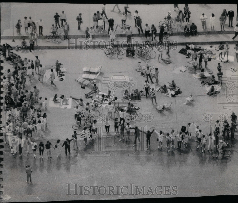 1986 Hands Across America Oak Street Beach - Historic Images