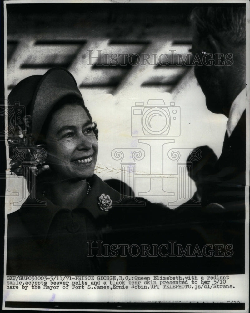 1971 Queen Accepts Gifts From Mayor-Historic Images