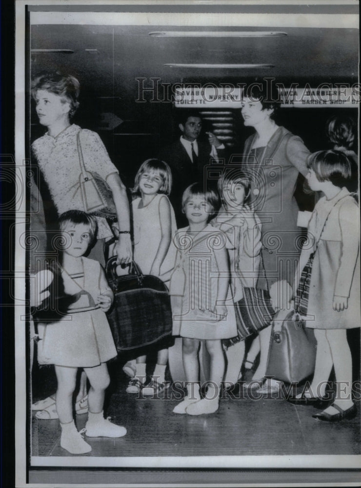 1967 Press Photo Families Fleeing War Zone Rome - RRU36493 - Historic Images