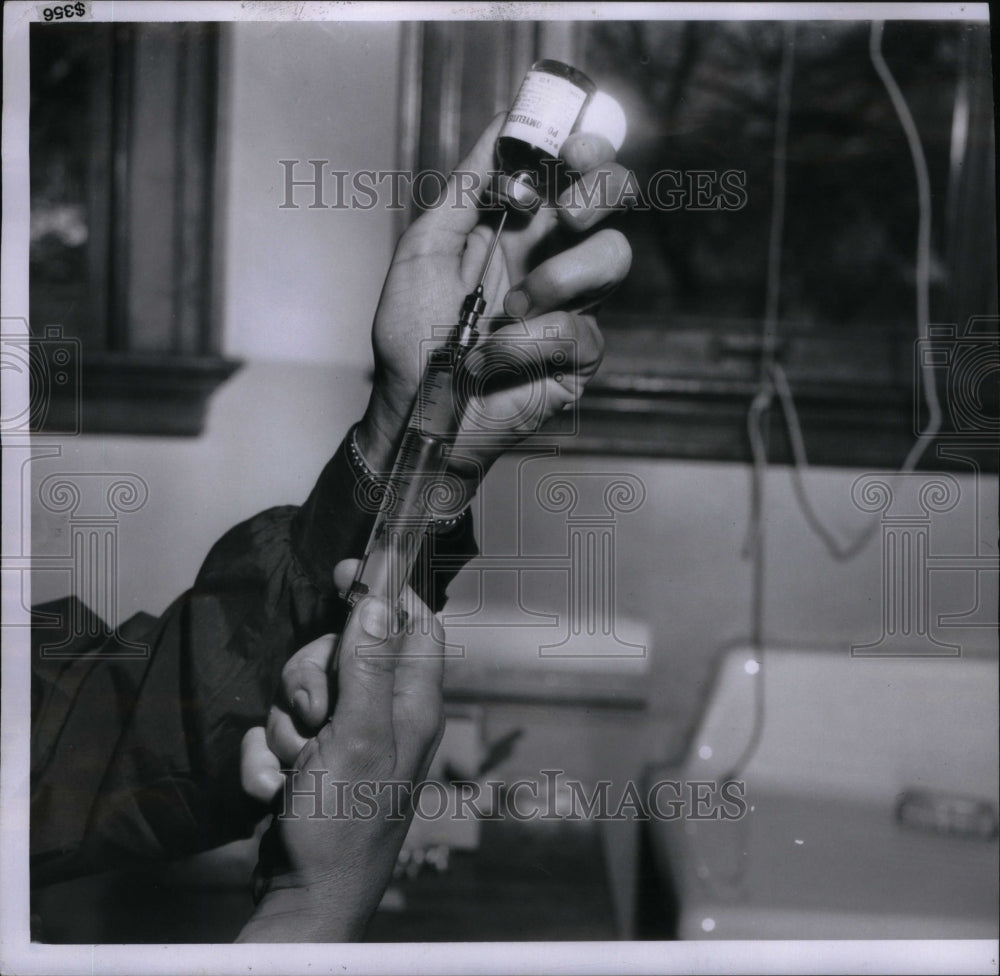 1955 Press Photo Medical Syringe Needle Being Filled - Historic Images