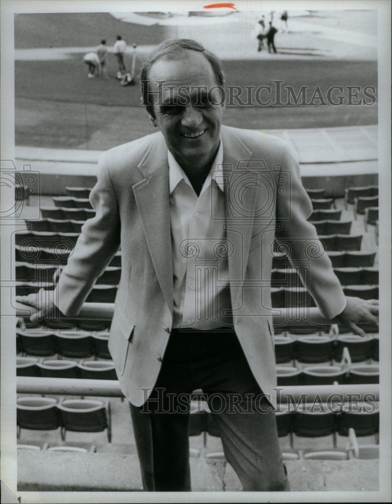 1985 Press Photo Comedian Bob Newhart Salutes Baseball - RRU36625 - Historic Images