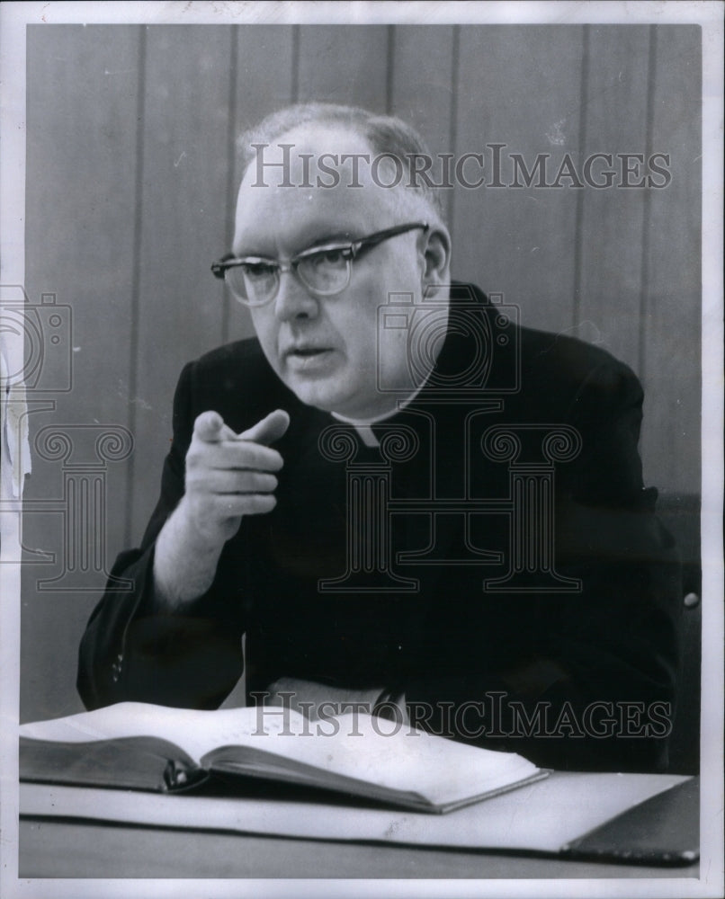 1966 Press Photo Megr William Sherzer showing finger - Historic Images