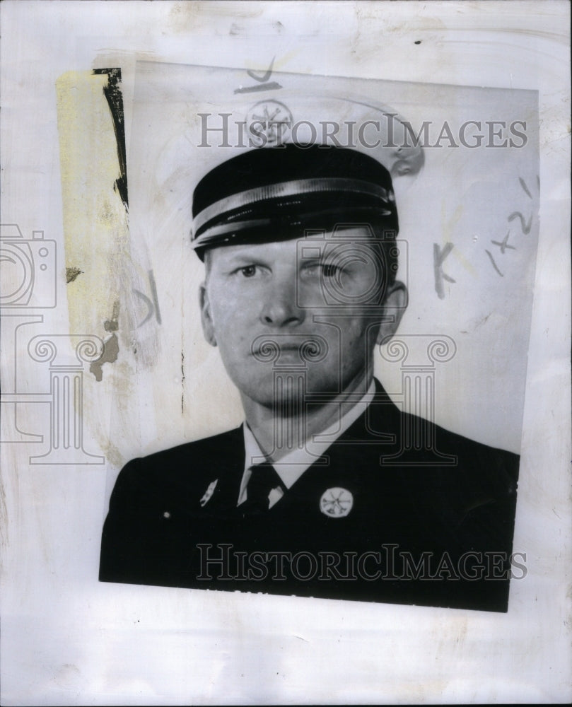 1974 Press Photo Wallace Zielke Fireman Detroit Hat - Historic Images