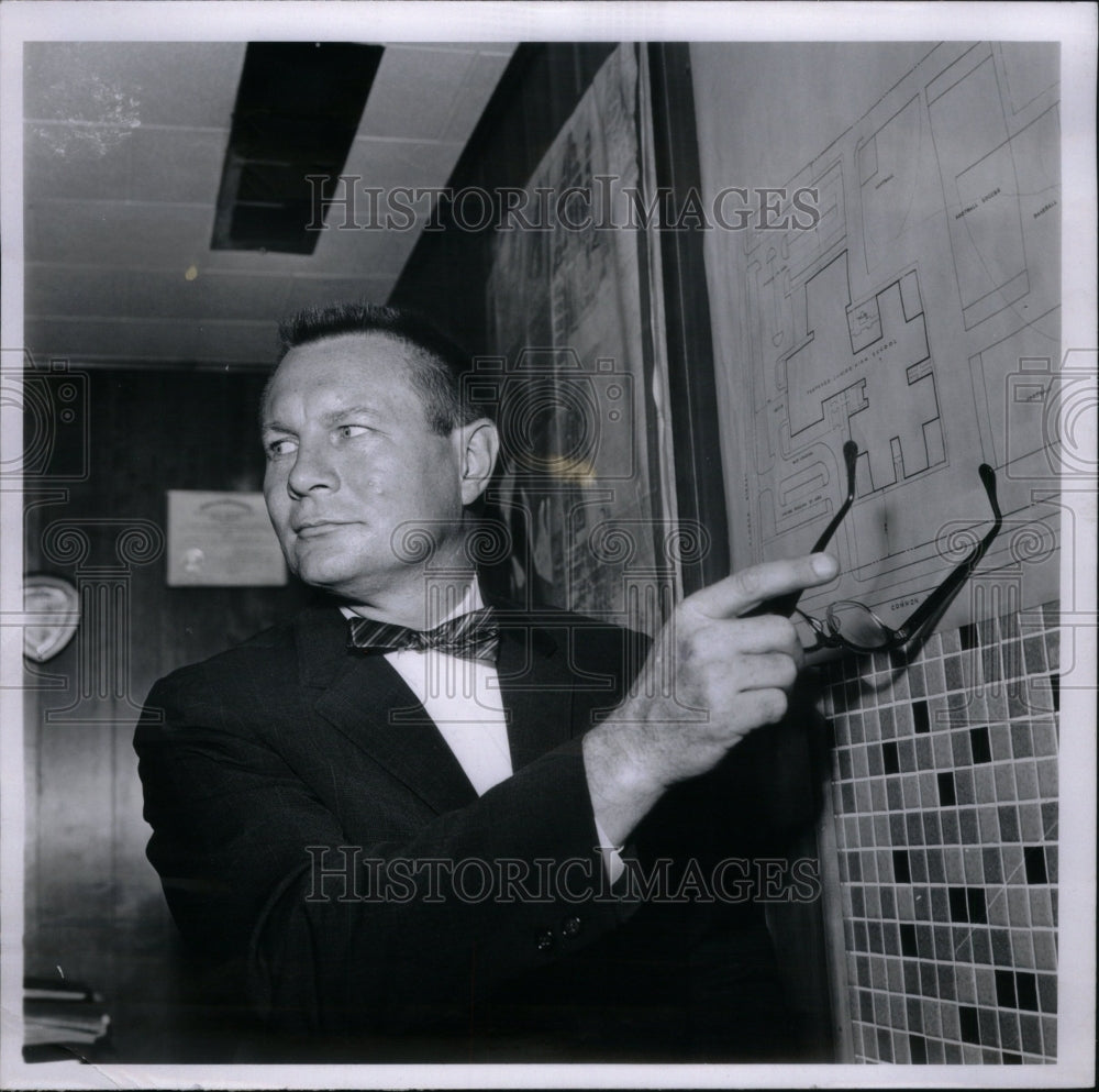 1965 Press Photo Robert Tower uperintendent school map - Historic Images