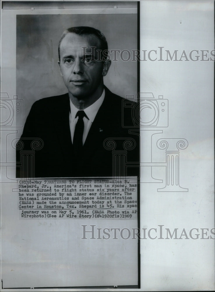 1969 Press Photo Alan Shepard Jr America First Man Ear - RRU37339 - Historic Images