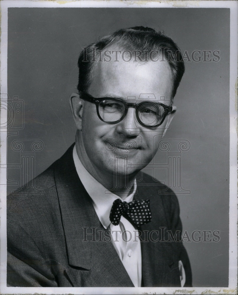 1971, Poinier suit spectacles photo pose - RRU37383 - Historic Images