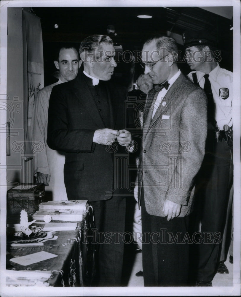 1957, Bishop Sheen talks to Swanson - RRU37453 - Historic Images