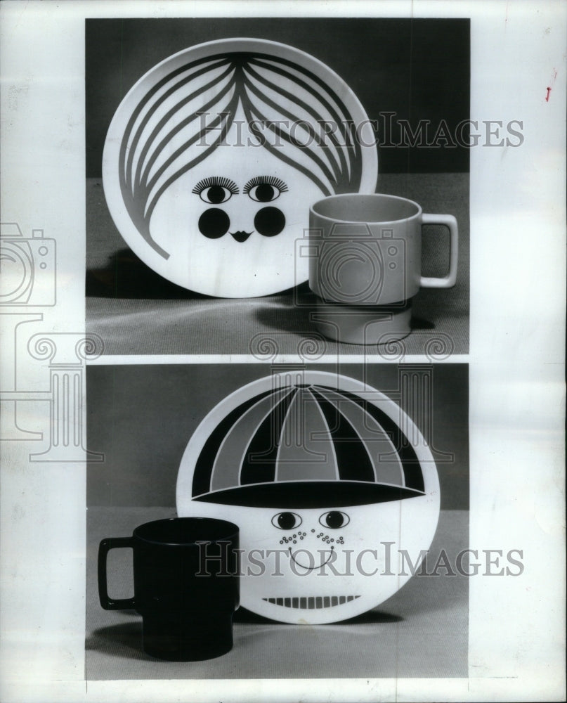 1971, Children Matching Mug Plastic Plate - RRU38363 - Historic Images