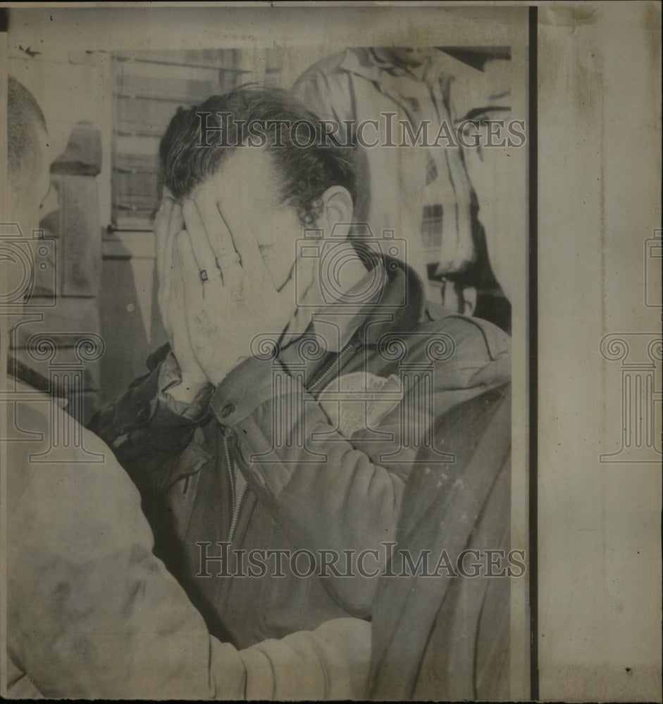 1966 Press Photo Baltimore Man Covers Face Family Dead - Historic Images