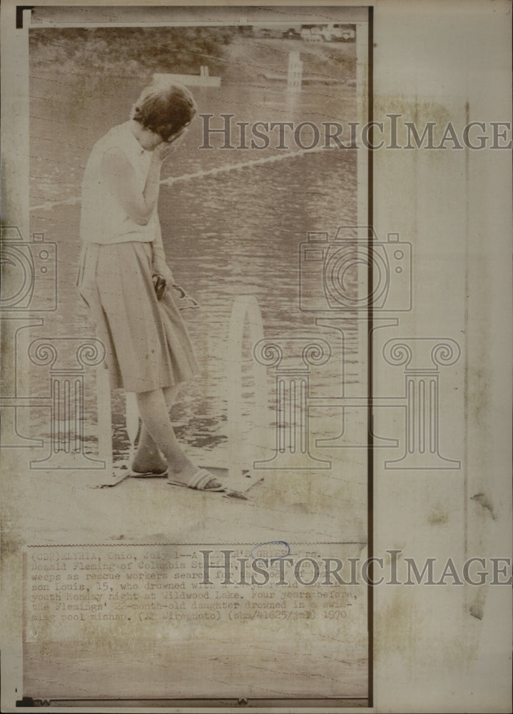 1970 Press Photo Mother Weeps Son LouisDonald Fleming - Historic Images