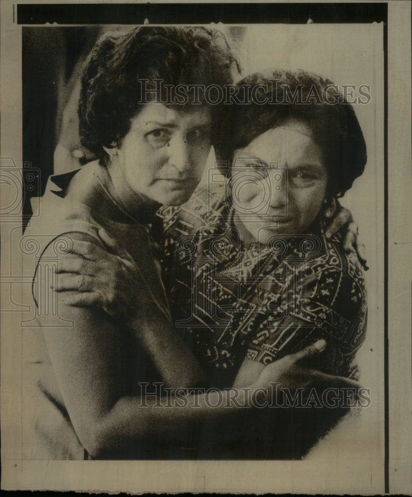 1971 Press Photo Mrs Joan Relix Mrs Jesse Pavia drowne - Historic Images