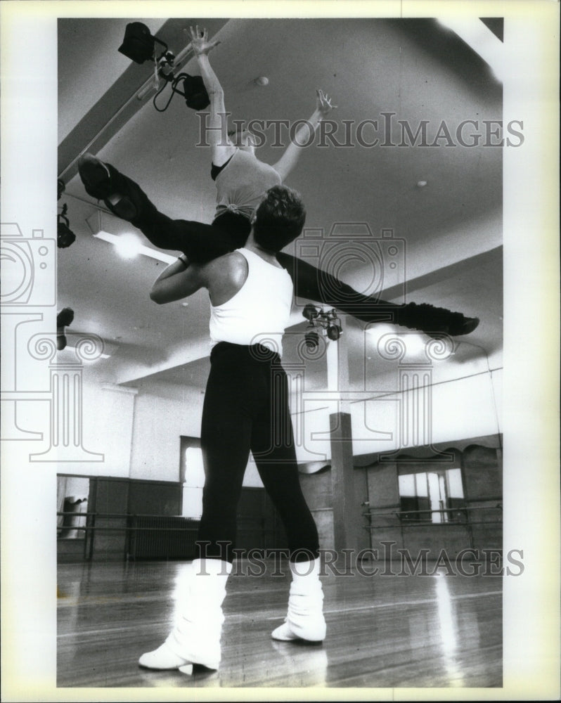 1985 Press Photo Gus Giordano Dance Co Dancer Man Hall - Historic Images