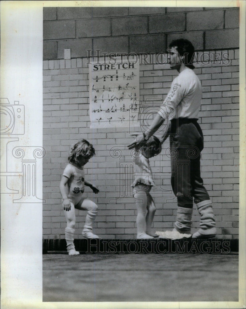 1985 Scenes Toddlers David Roth Hymnastics - Historic Images