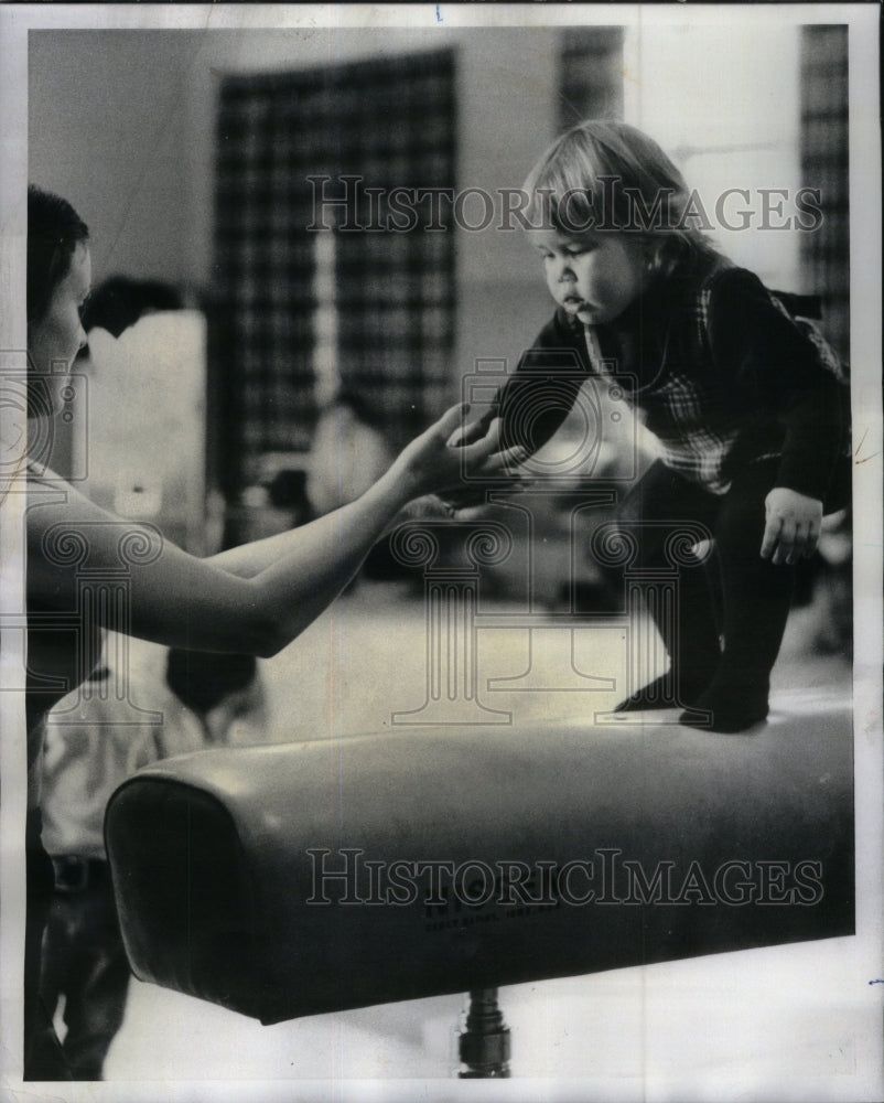 1976, Kid Gymnastics mother Crave Park - RRU38527 - Historic Images