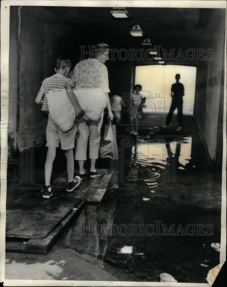 1966 Press Photo Flooded underpass Pedestrains Water - RRU38671 - Historic Images