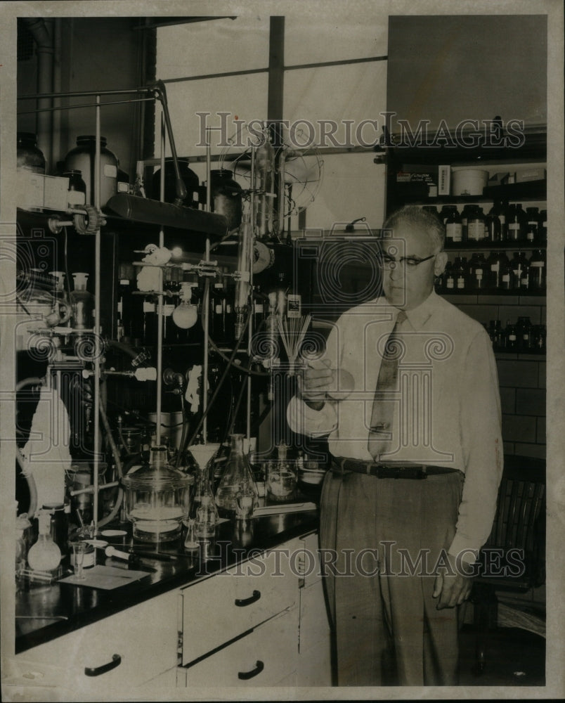 1958, Dr Leon A Sweet Parke Davis Laboratory - RRU38957 - Historic Images