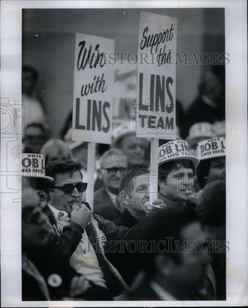 1977 Press Photo Picketing Form Protest Non Violent - RRU39119 - Historic Images