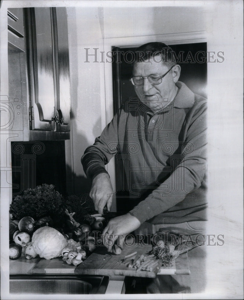 1976 Press Photo Man vegetables cuts kitchen room Food - Historic Images