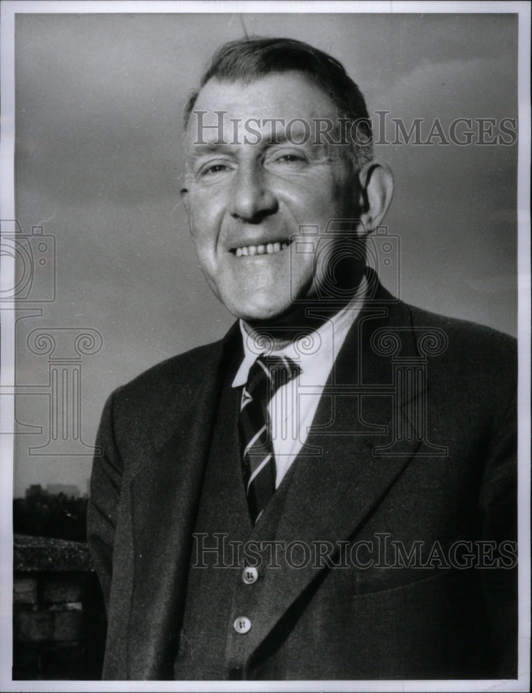 1965 Press Photo Leslie Pine Genealogist Study Families - RRU39127 - Historic Images