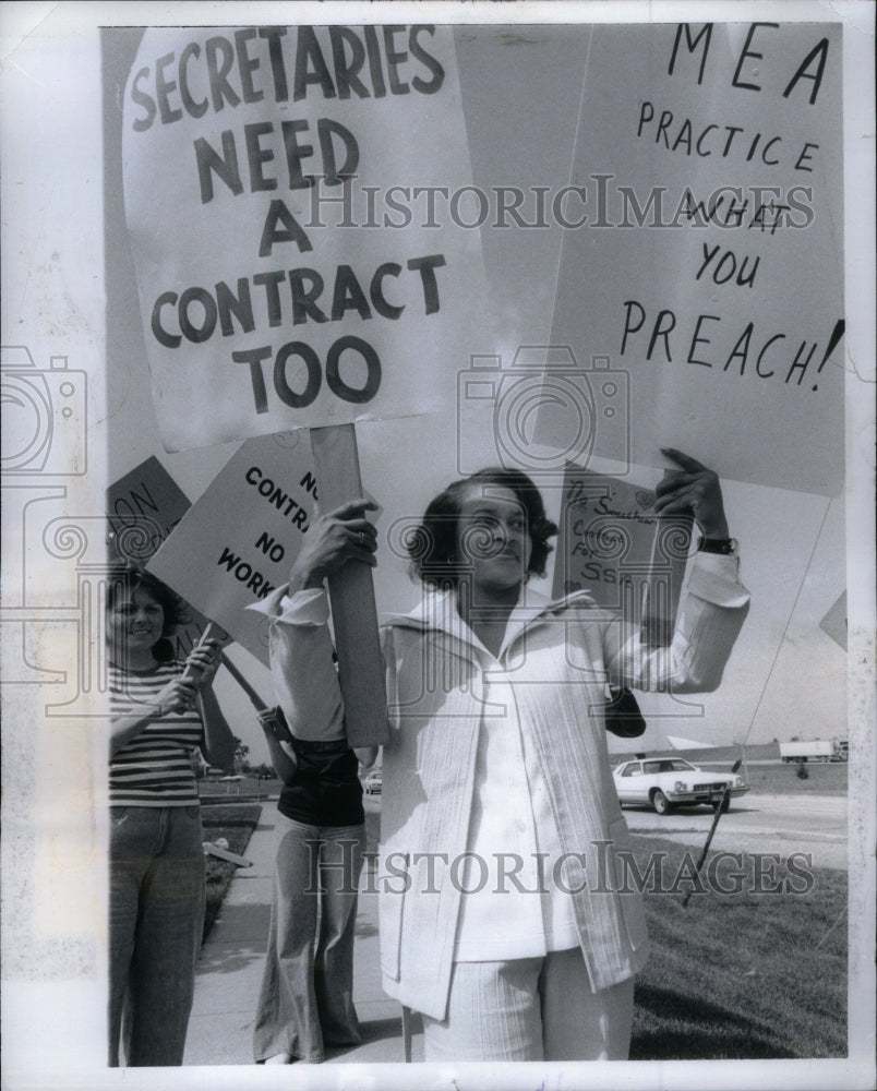 1977 Press Photo Office Mea Pickets Michigan Secreatry - RRU39131 - Historic Images