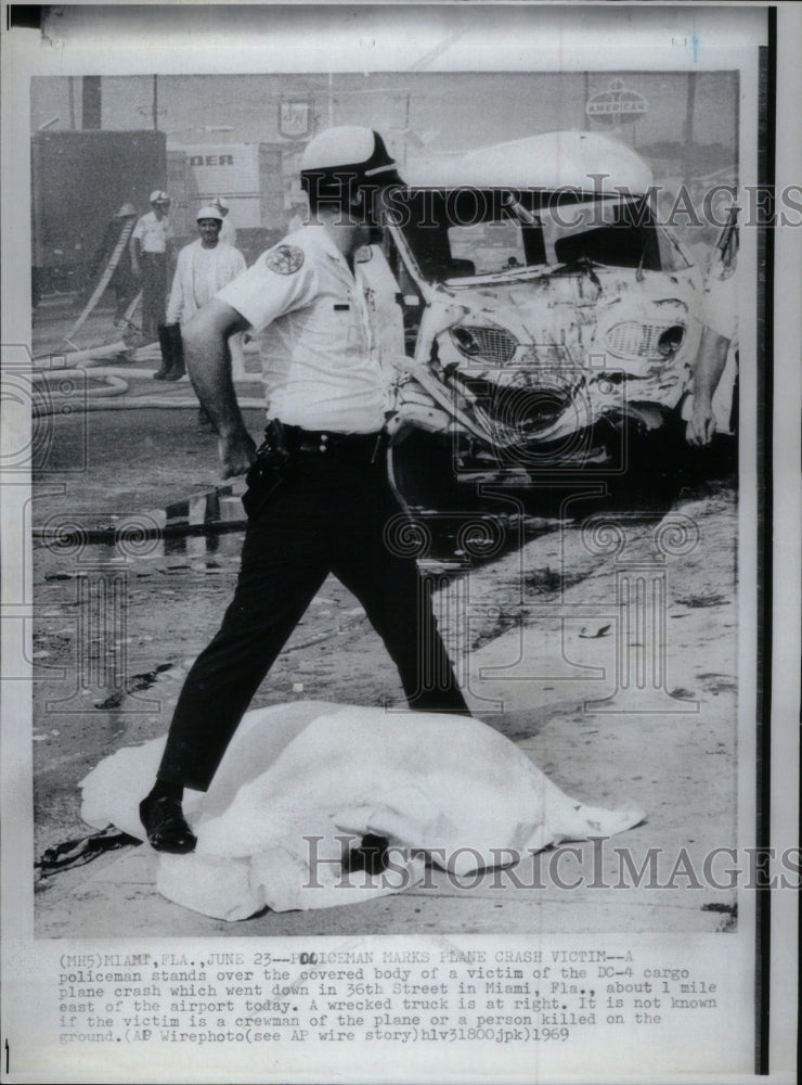 1969 Press Photo Policemen Stand Vicitm Cargo Plane - RRU39161 - Historic Images