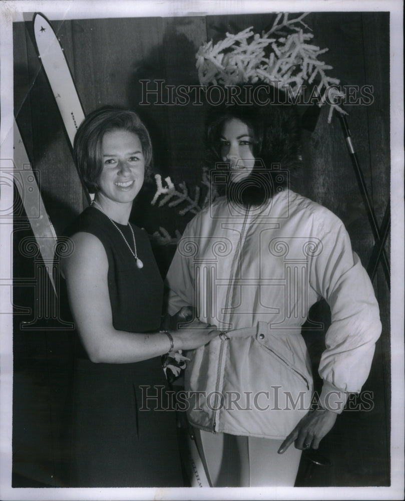 1964 Press Photo Mrs Rosemarie Tobi~ Fashion Dress Pose - Historic Images