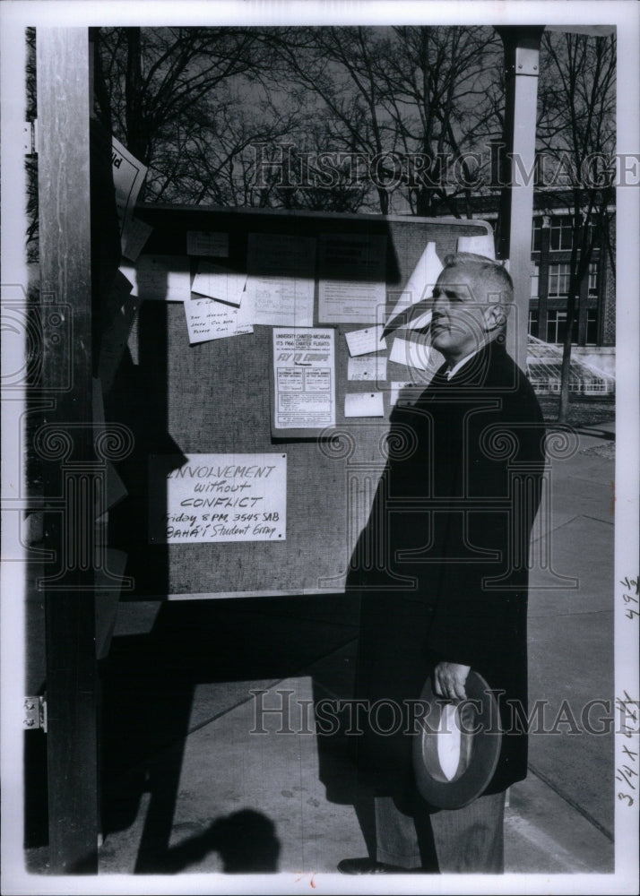 1965 Press Photo Richard Tobin Pamphlets Road Hat Coat. - RRU39565 - Historic Images