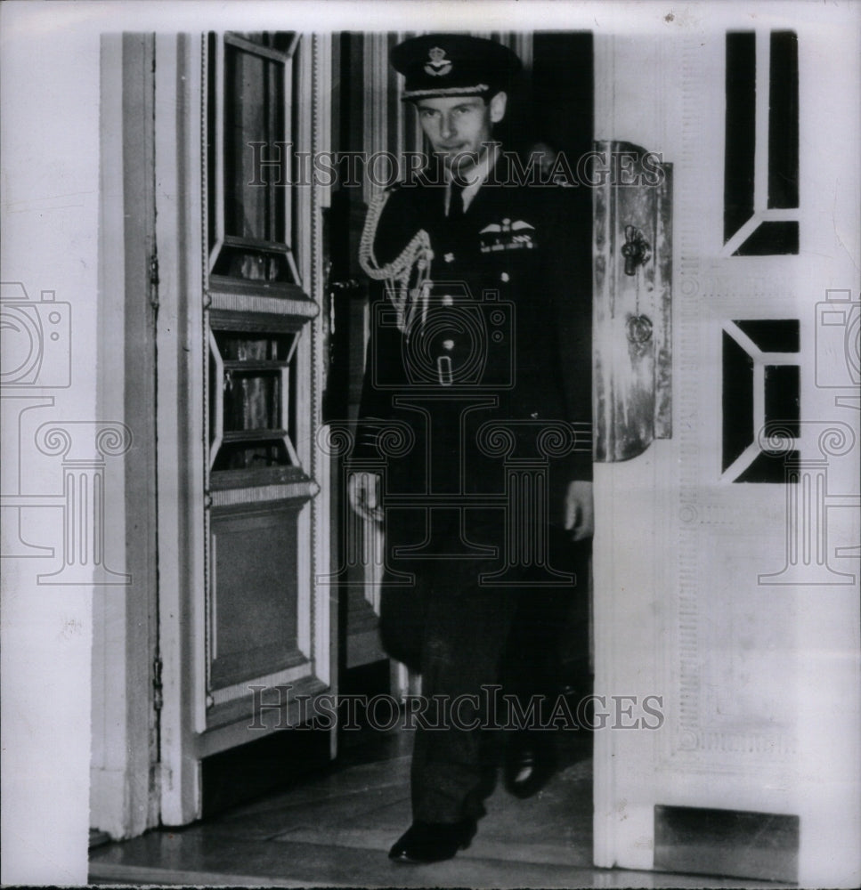 1953, Capt Peter Townsend Princess Mary Rose - RRU39637 - Historic Images