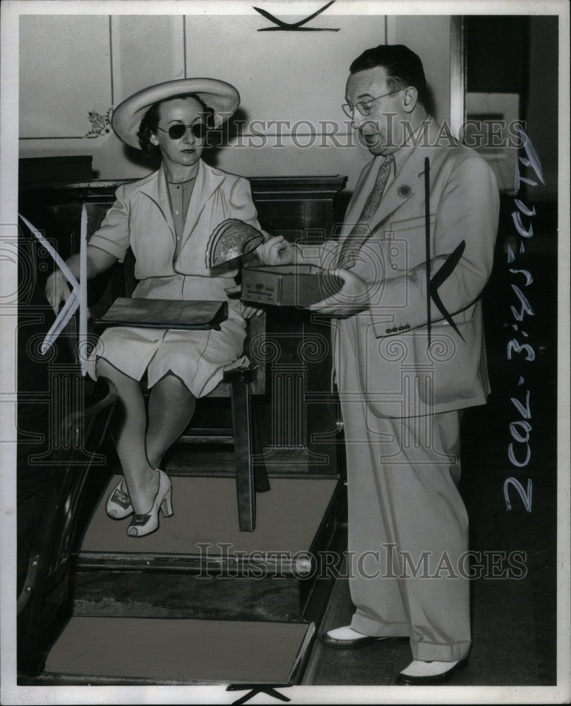 1942 Press Photo Dowling Shows Miss Fontaine Bowl Broke - RRU39683 - Historic Images