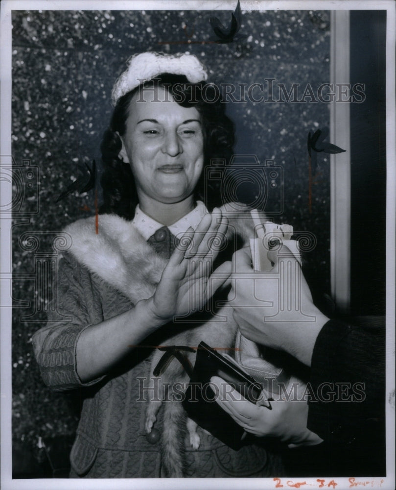 1966 Press Photo Mrs Helen Jar Anti Smoking Clinic Ford - RRU39697 - Historic Images