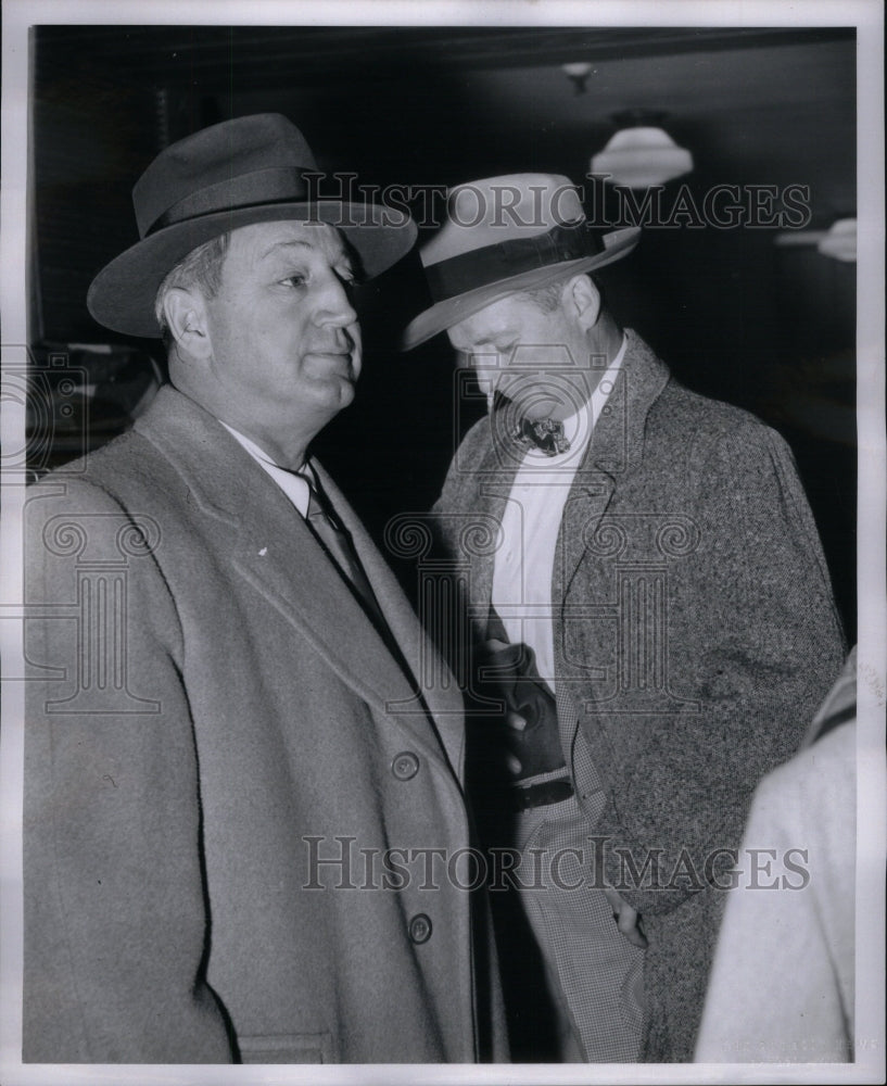 1960 Press Photo Shoplifting Detroit Suit Valuable - RRU39759 - Historic Images