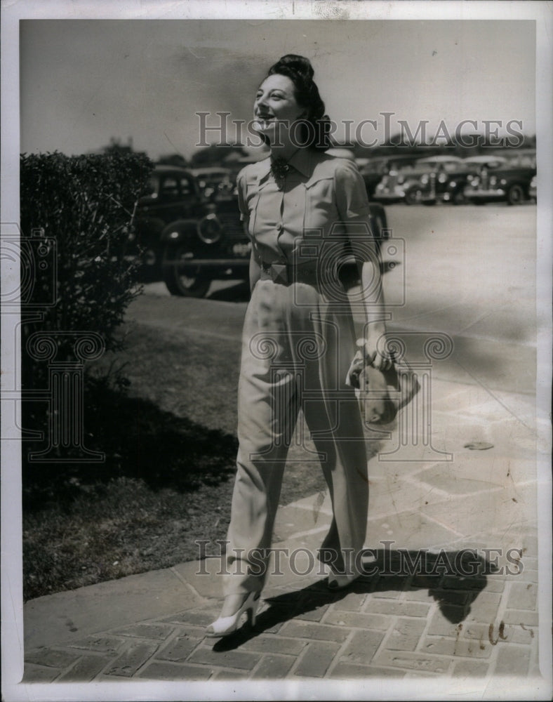 1940 Press Photo Beach Mrs Syron Foy Chrysler Westbury - RRU39787 - Historic Images
