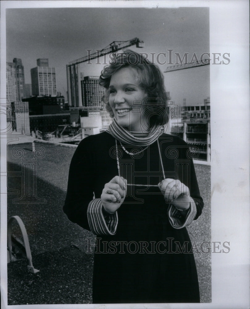 1975 Press Photo Cathy Gamble ddd Girl Shopping Chains - Historic Images