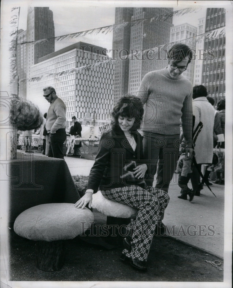 1971 Tom Sharon Burton Toad Stool Shopping - Historic Images