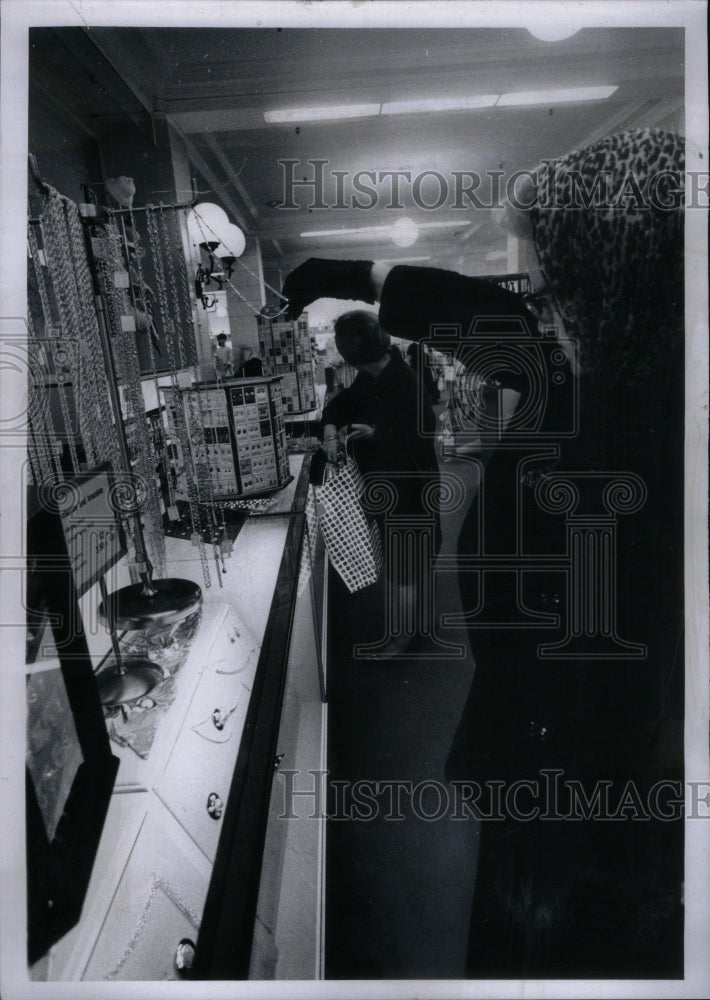 1970 Press Photo Hadsons Shoplifting Theft Shop Loss - Historic Images