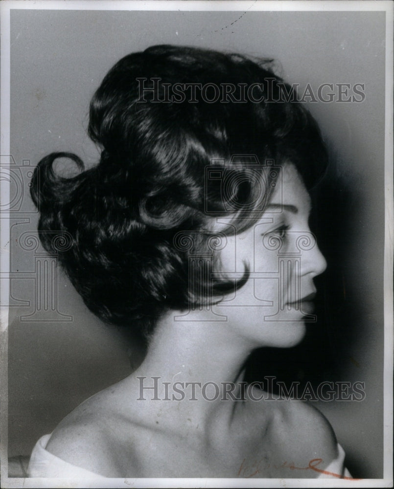 1961 Press Photo Picture Shows Lady Hair Dressing - RRU40011 - Historic Images