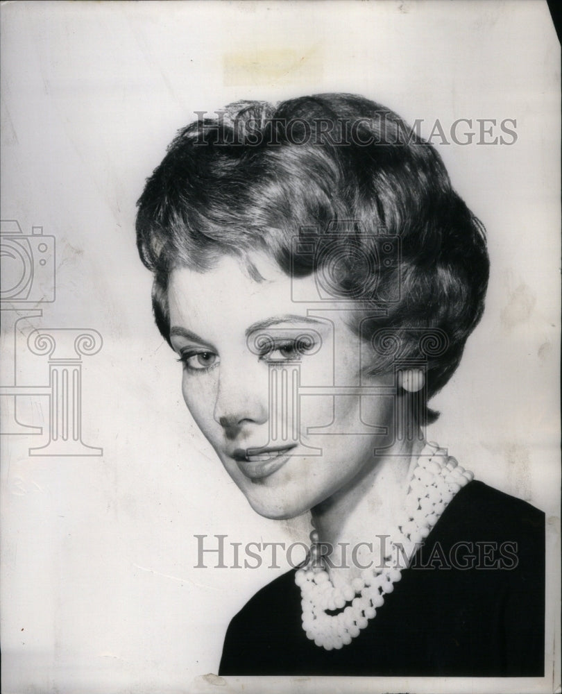 1958 Women Sunday Beauty Hair Dressing Blod - Historic Images