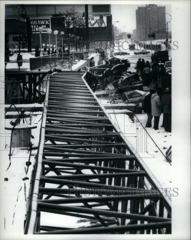 1981 Press Photo Crane TOp Cars Hall Theater Detroit - Historic Images