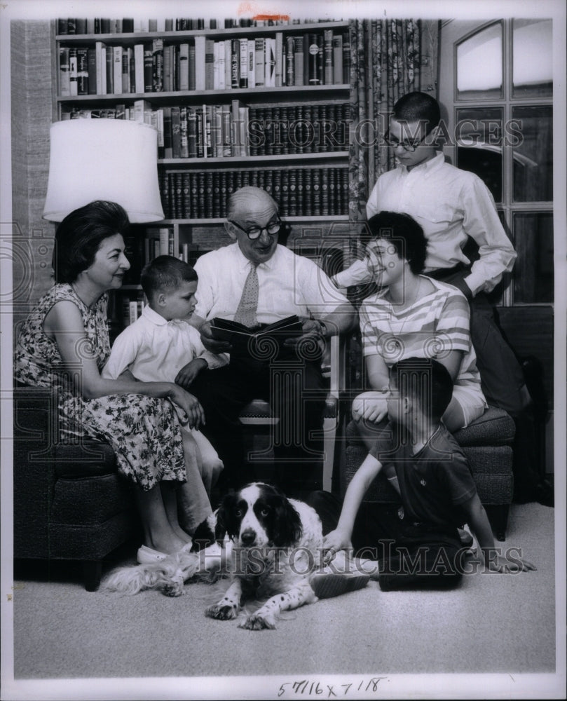 1961 Max Asnos Reads to His Family - Historic Images