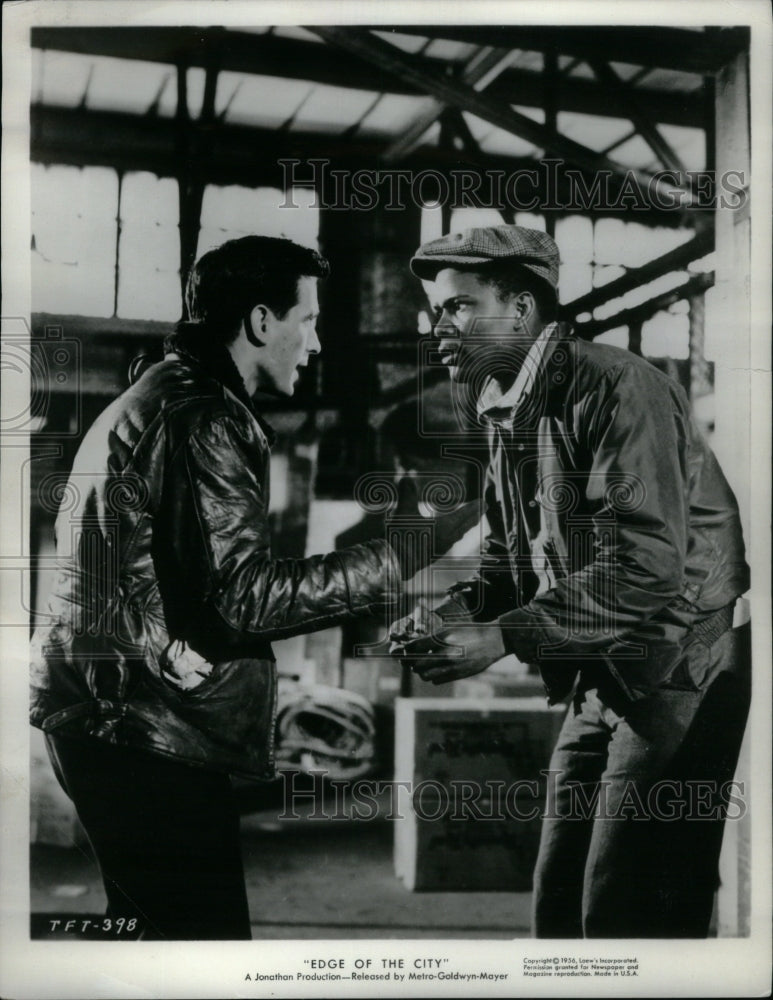 1957 Press Photo Sir Sidney Poitier Actor Edge City - Historic Images